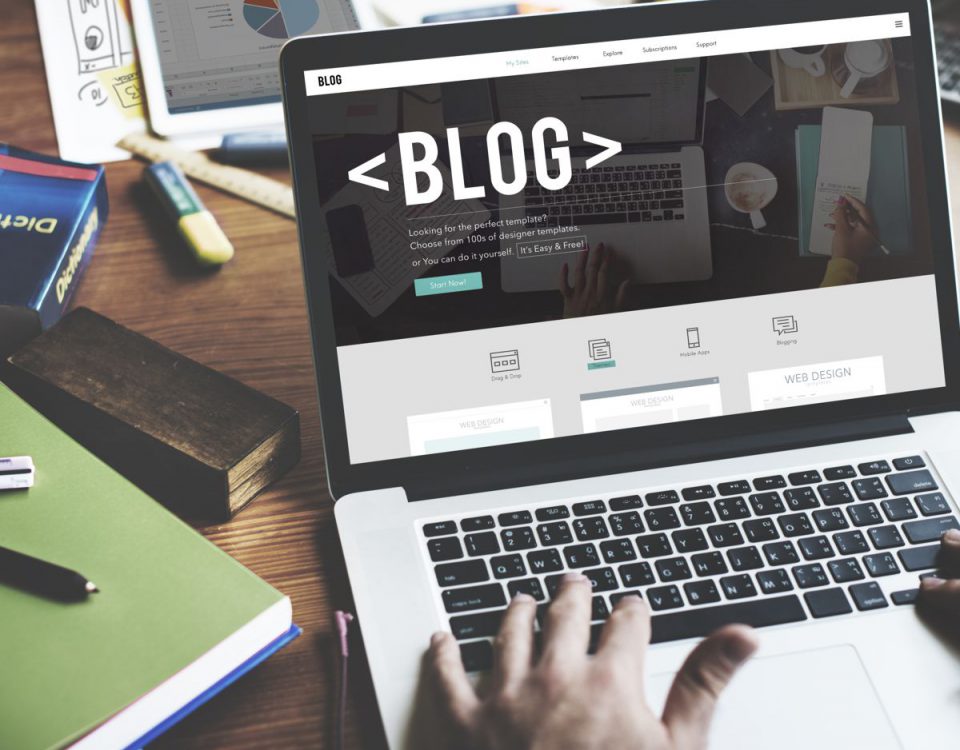 Osoba prowadzi bloga, pisze na laptopie. Na ekranie widoczny jest blog firmowy.